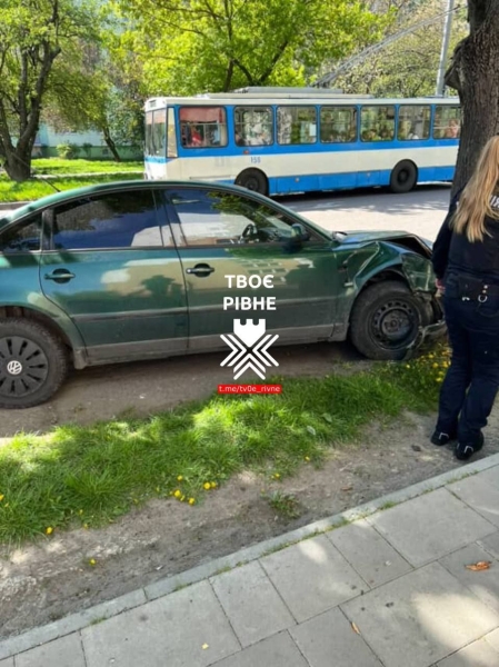 У Рівному авто врізалося у дерево (ФОТО)