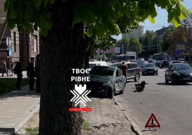 У Рівному авто врізалося у дерево (ФОТО)