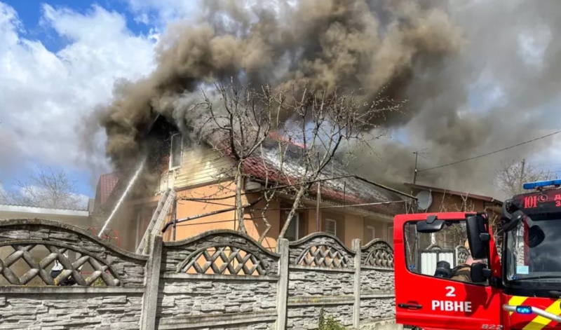 У Рівному горів будинок (ФОТО/ВІДЕО)