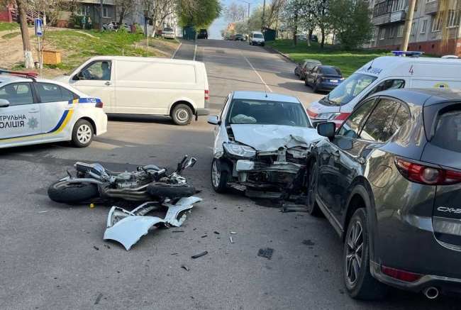У Рівному так збили мотоцикліста, що той перелетів через авто