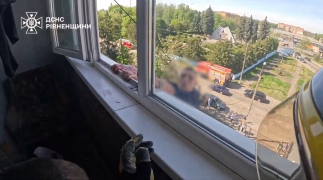 У Сарнах врятували самогубцю, який висів на балконі (ФОТО)