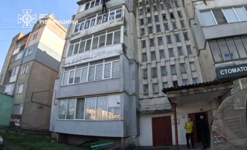 У Сарнах врятували самогубцю, який висів на балконі (ФОТО)