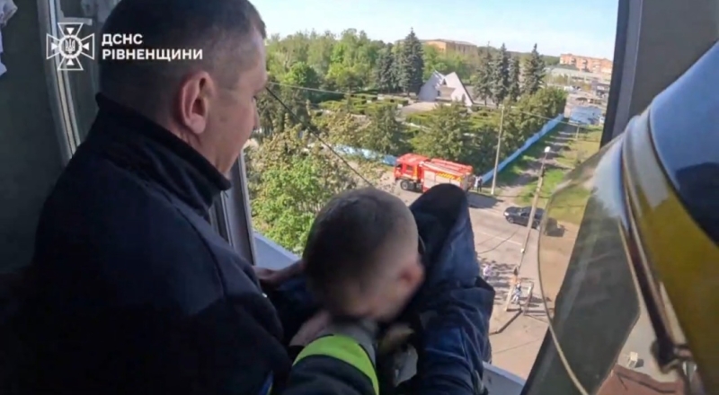 У Сарнах врятували самогубцю, який висів на балконі (ФОТО)