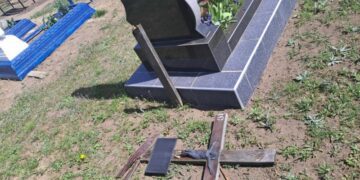 У селі на Вінниччині невідомі поглумилися з могил на кладовищі