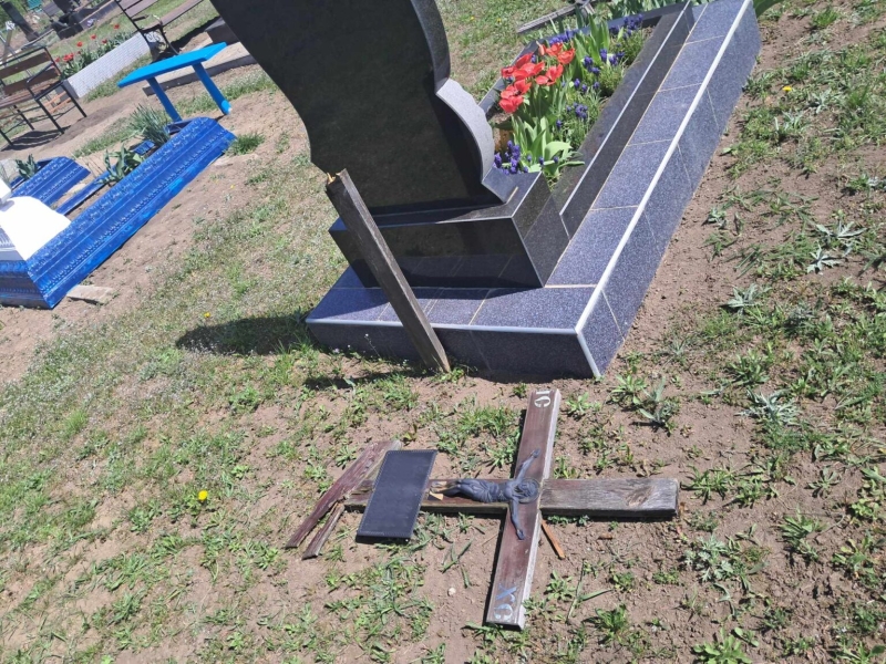 У селі на Вінниччині невідомі поглумилися з могил на кладовищі