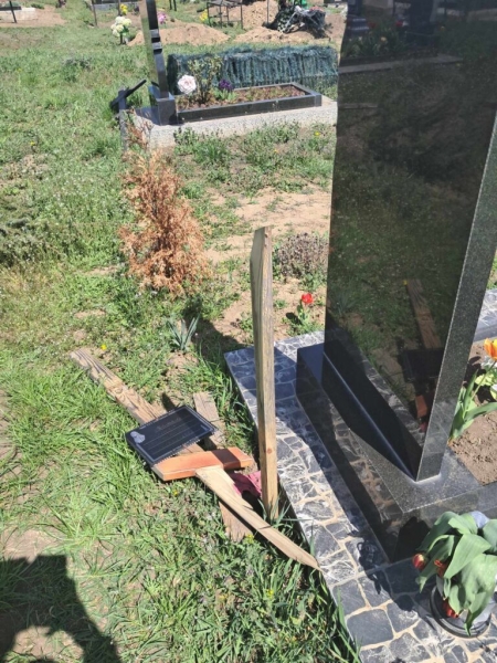 У селі на Вінниччині невідомі поглумилися з могил на кладовищі
