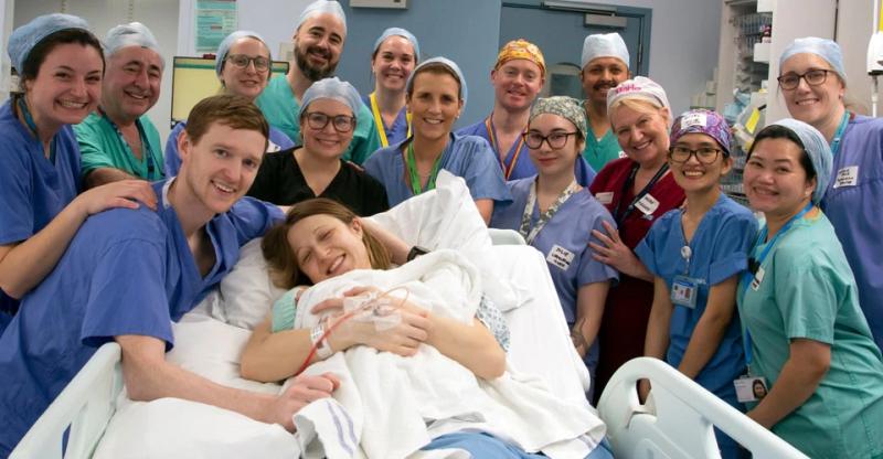 У Великій Британії перша жінка, якій пересадили матку, народила дитину