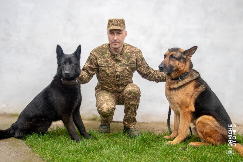 У вінницькій частині Нацгвардії розказали історії гвардійця-кінолога та його службових собак