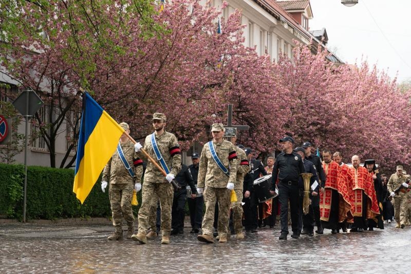 В Ужгороді сьогодні попрощалися із 45-річним захичником Сергієм Готрою