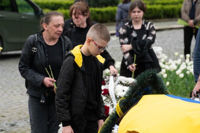 В Ужгороді сьогодні попрощалися із 45-річним захичником Сергієм Готрою