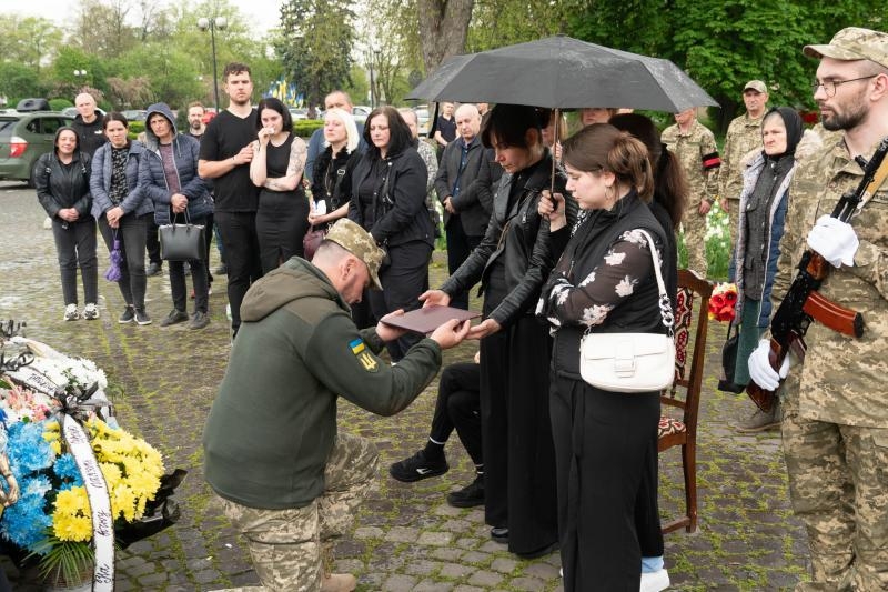 В Ужгороді сьогодні попрощалися із 45-річним захичником Сергієм Готрою