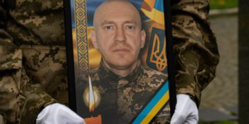 В Ужгороді сьогодні попрощалися із 45-річним захичником Сергієм Готрою