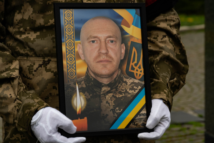 В Ужгороді сьогодні попрощалися із 45-річним захичником Сергієм Готрою