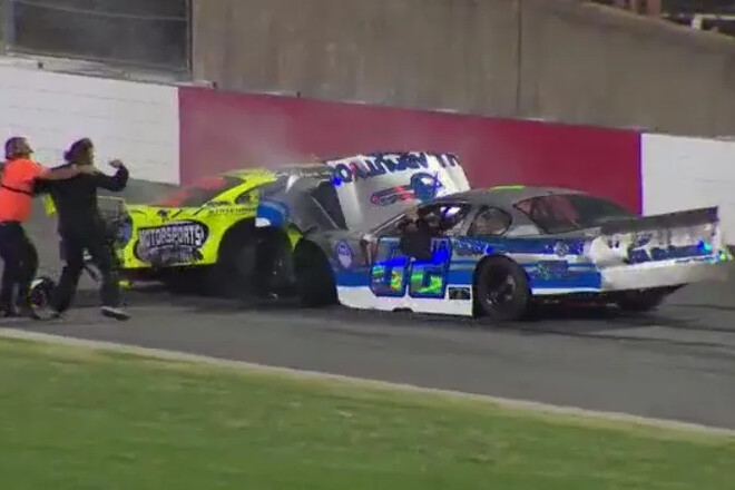 ВІДЕО. Бійка під час гонки. Пілоти NASCAR влаштували сутичку посеред заїзду