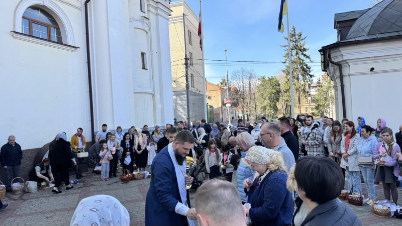 Вінничани освячують пасочки біля кафедрального собору