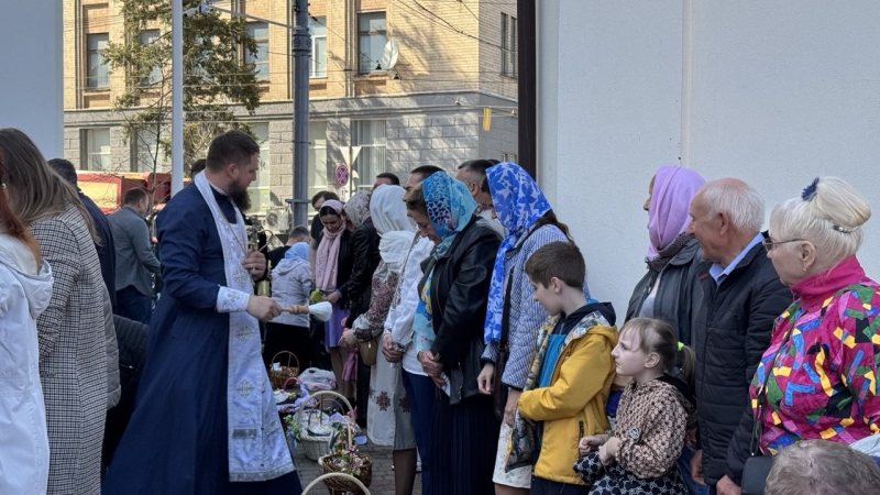 Вінничани освячують пасочки біля кафедрального собору