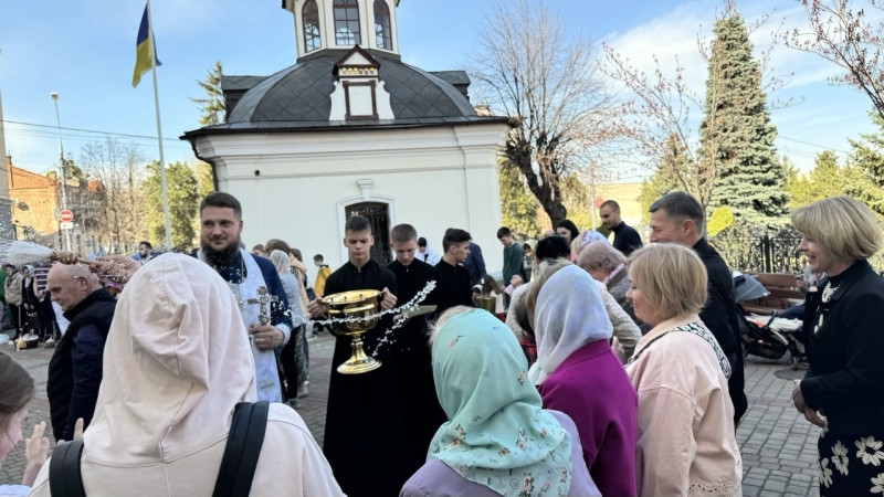 Вінничани освячують пасочки біля кафедрального собору