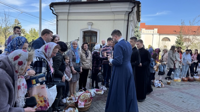 Вінничани освячують пасочки біля кафедрального собору