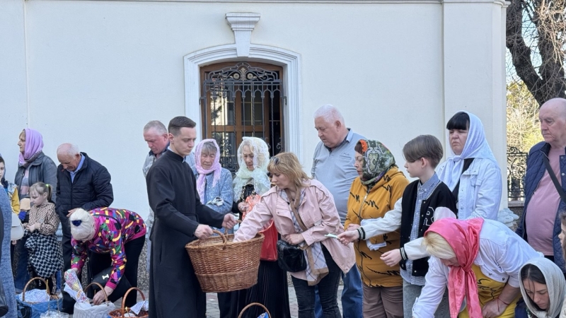 Вінничани освячують пасочки біля кафедрального собору