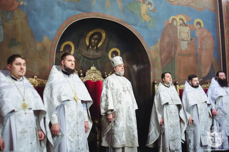 Вінничани освячують пасочки біля кафедрального собору