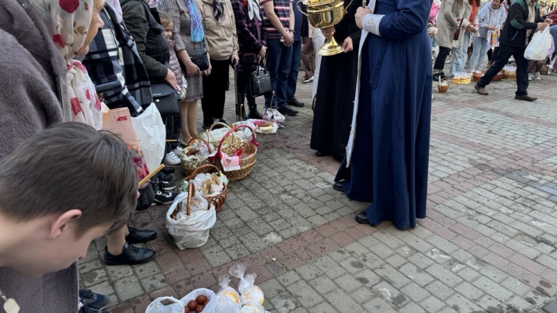 Вінничани освячують пасочки біля кафедрального собору