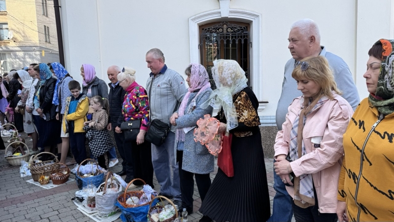 Вінничани освячують пасочки біля кафедрального собору