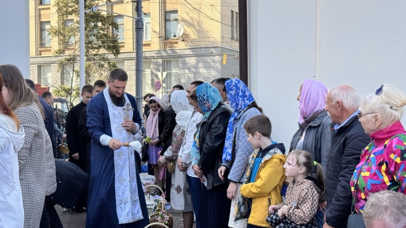 Вінничани освячують пасочки біля кафедрального собору