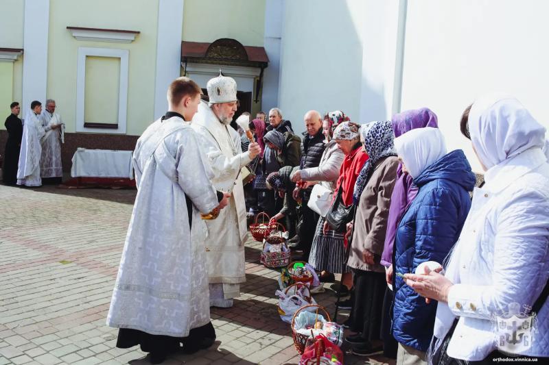 Вінничани освячують пасочки біля кафедрального собору