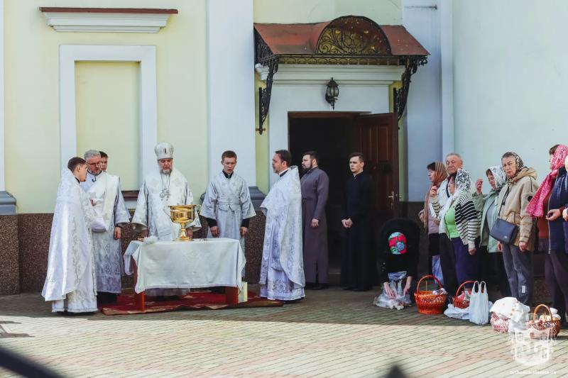 Вінничани освячують пасочки біля кафедрального собору