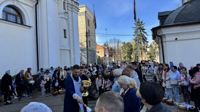 Вінничани освячують пасочки біля кафедрального собору