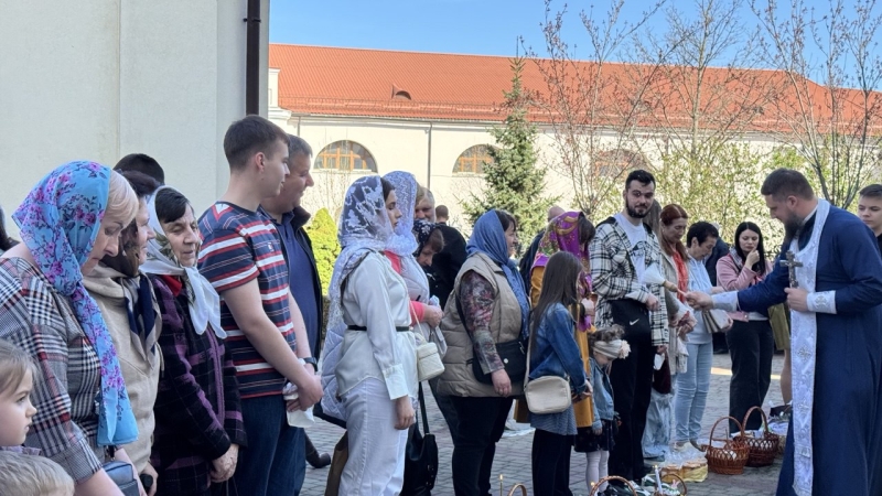 Вінничани освячують пасочки біля кафедрального собору