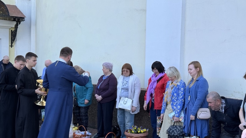 Вінничани освячують пасочки біля кафедрального собору