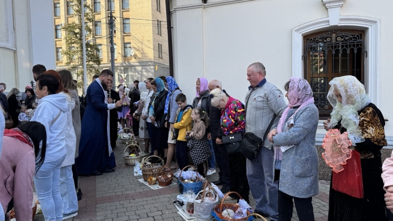 Вінничани освячують пасочки біля кафедрального собору