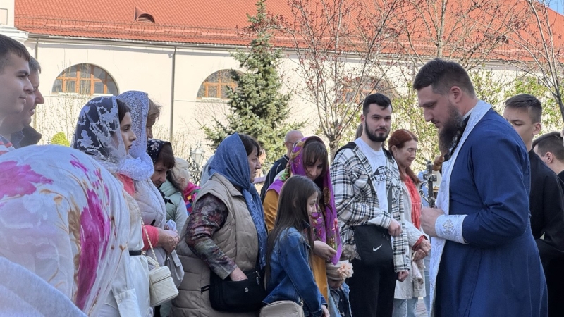 Вінничани освячують пасочки біля кафедрального собору