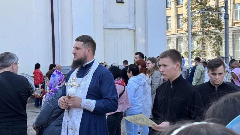 Вінничани освячують пасочки біля кафедрального собору