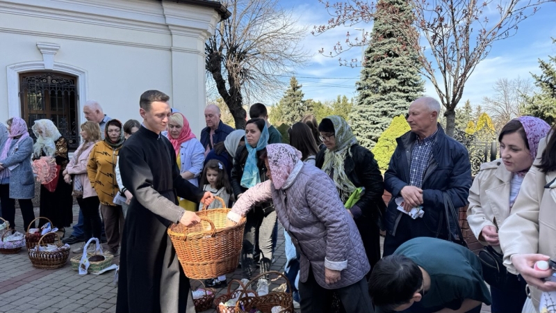 Вінничани освячують пасочки біля кафедрального собору