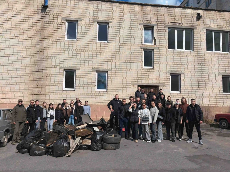 Вінницю прибирало три сотні людей