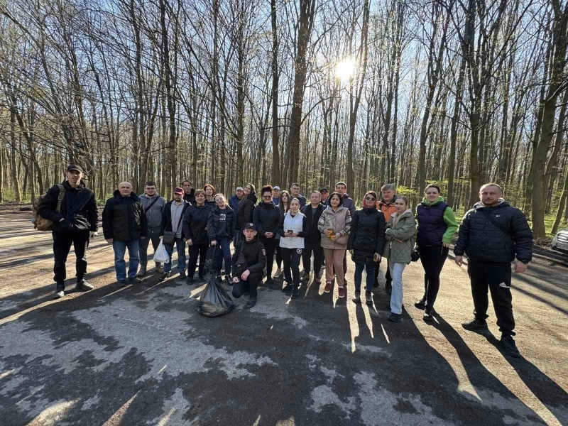 Вінницю прибирало три сотні людей