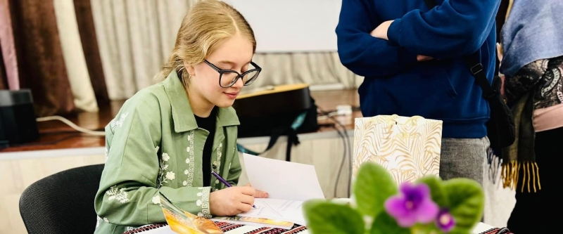 “Вона вражає своїм талантом, наполегливістю і любов’ю до слова”: 11-класниця Богдана Школьна з Франківська отримала президентську стипендію