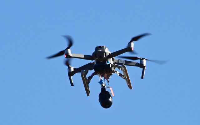 Ворог скинув пʼять FPV-дронів на центр Великої Писарівки