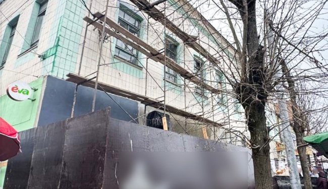 З торгівельного центру Рівного впав і важко травмувався маляр