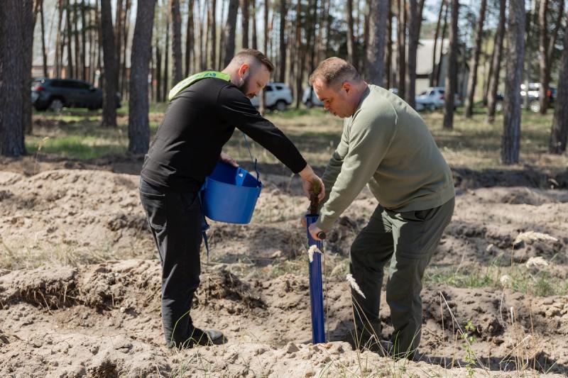 &laquo;Зелена країна&raquo;: представники обласної ради, ОВА разом із олімпійським чемпіоном і лісівниками висадили ліс
