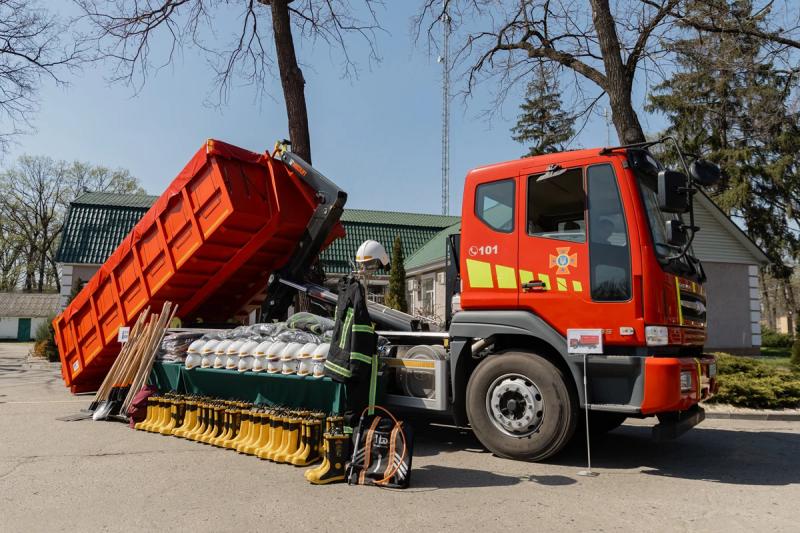 &laquo;Зелена країна&raquo;: представники обласної ради, ОВА разом із олімпійським чемпіоном і лісівниками висадили ліс