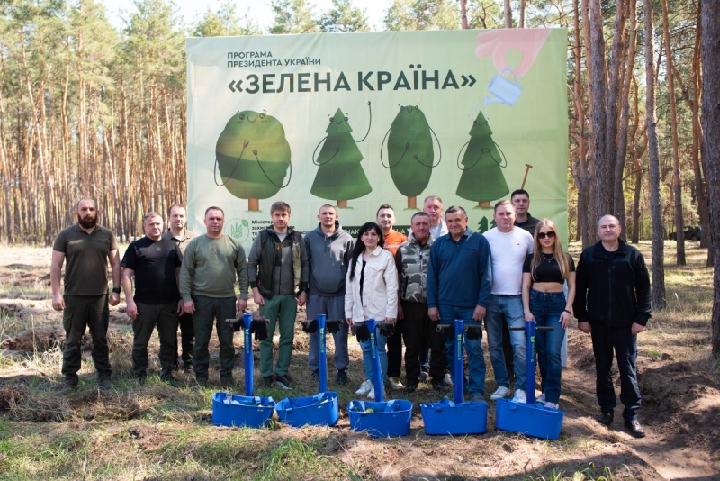 &laquo;Зелена країна&raquo;: представники обласної ради, ОВА разом із олімпійським чемпіоном і лісівниками висадили ліс