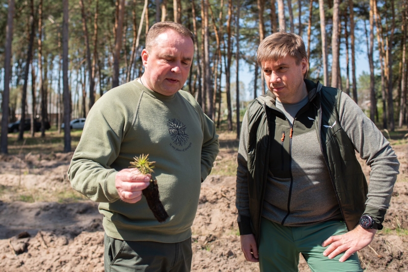 &laquo;Зелена країна&raquo;: представники обласної ради, ОВА разом із олімпійським чемпіоном і лісівниками висадили ліс
