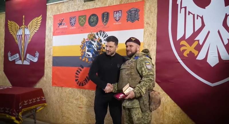 Зеленський особисто вручив орден бійцю з Вінниччини