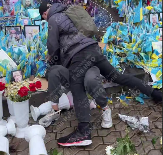 На Майдані Незалежності жінка пошкодила прапори та фото полеглих бійців