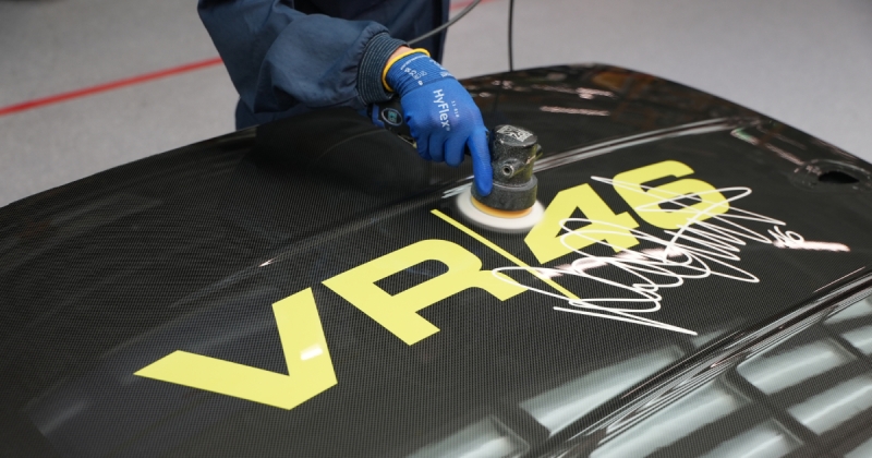 BMW створила унікальний M4 CS на честь чемпіона з мотогонок Валентино Россі