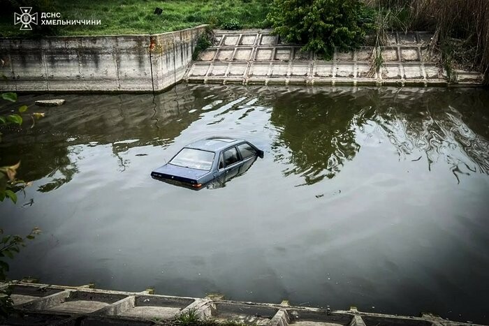 Ранкова пригода в Хмельницькому: авто опинилося у річці Кудрянка