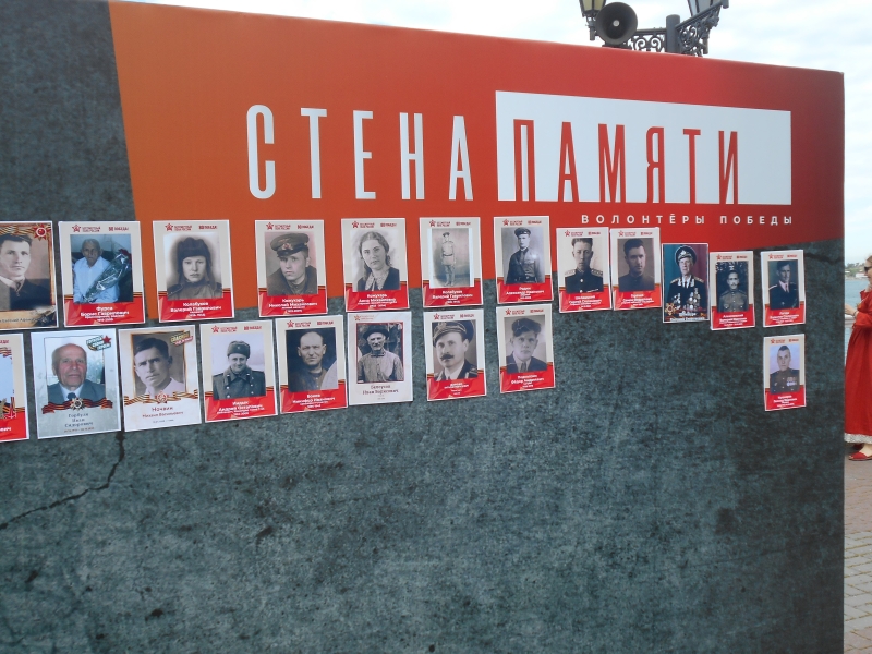 9 травня у Севастополі: портрет Сталіна біля Вічного вогню, гуляння у центрі, катання дітей на «Іскандерах»